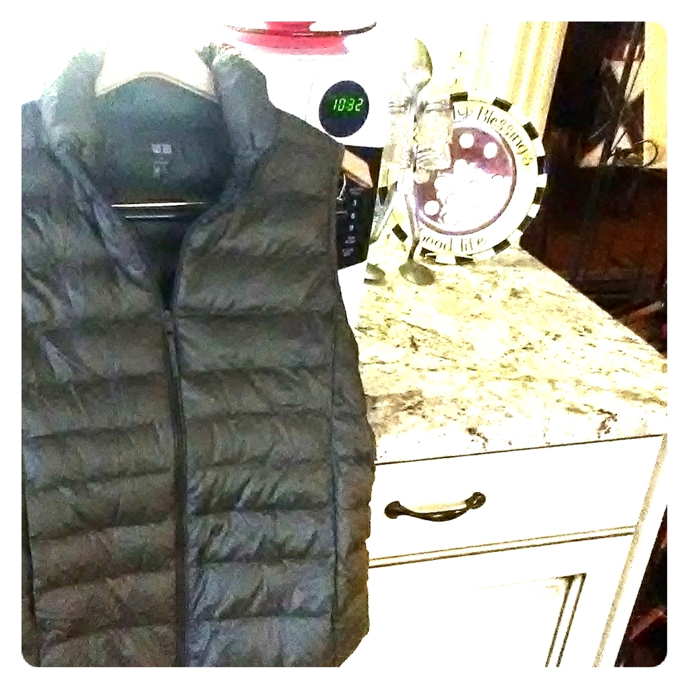 Izod puffer vest new size small